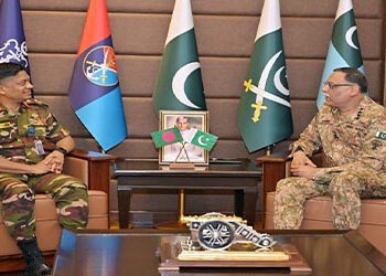 جنرل ساحر شمشاد مرزا اور لیفٹیننٹ جنرل محمد فیض الرحمٰن کی ملاقات — پاکستان اور بنگلہ دیش کے دفاعی تعلقات میں نئی پیش رفت