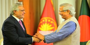 اسحاق ڈار ڈھاکا میں پروفیسر محمد یونس سے ملاقات کرتے ہوئے — پاک بنگلہ دیش تعلقات پر بات چیت