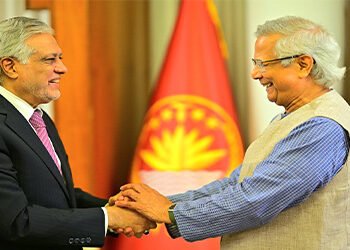 اسحاق ڈار ڈھاکا میں پروفیسر محمد یونس سے ملاقات کرتے ہوئے — پاک بنگلہ دیش تعلقات پر بات چیت