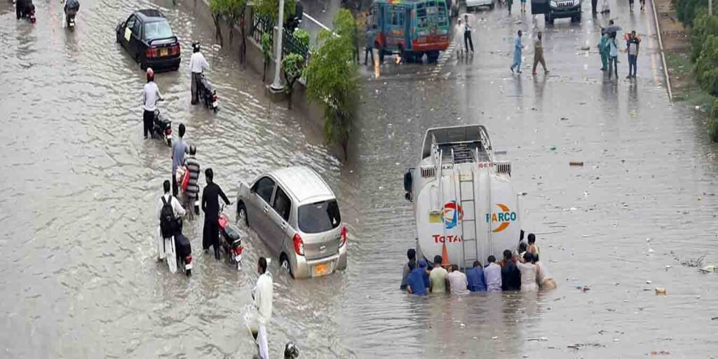 کراچی میں کیا صورتحال ہےپانی جمع ہوا ہے، بجلی بند، شہری مشکلات میں گھیرے, کراچی میں مزید بارشوں کا الرٹ