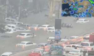 کراچی میں طوفانی بارش کے بعد سڑکیں زیرِ آب اور شہری مشکلات کا شکار