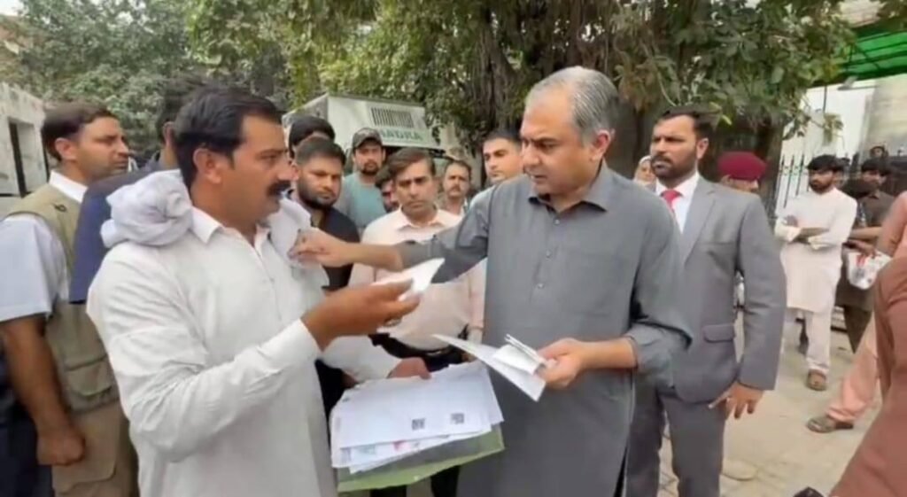 نادرا دفاتر شکایات محسن نقوی کا اچانک دورہ کرتے ہوئے