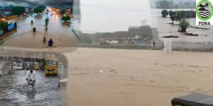 مون سون بارشوں کے دوران لاہور کی سڑک پر پانی کا بہاؤ