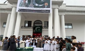 لنگ شریف میں یومِ آزادی کی تقریب میں کیک کاٹا جا رہا ہے