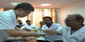 پاکستانی طبی کارکن چین میں روایتی چینی طب سیکھنے میں مصروف