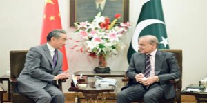 وزیراعظمشہباز شریف اور چینی وزیرخارجہ کی ملاقات کرتے ہوئے