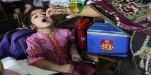 انسدادِ پولیو مہم کے دوران ورکر بچوں کو قطرے پلاتے ہوئے