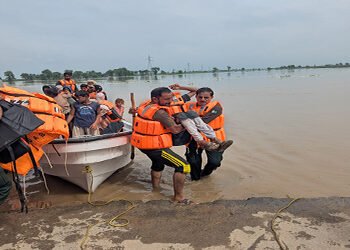 پنجاب سیلاب کا خطرہ متاثرہ افراد کو ریسکیو کرتے ہوئے