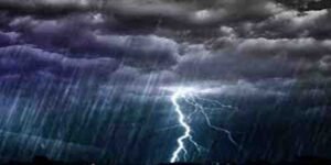 پاکستان میں بارش کے دوران تیز ہواؤں اور گرج چمک کے ساتھ بدلتا ہوا موسم