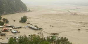 سیلاب سے متاثرہ گاؤں شائی درہ کے تباہ حال مکانات اور اسکول