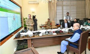 وزیراعظم شہباز شریف این ڈی ایم اے ہنگامی اجلاس میں سیلاب متاثرہ علاقوں کی صورتحال پر بریفنگ حاصل کرتے ہوئے