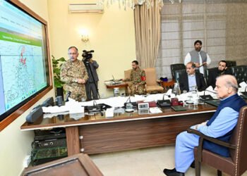 وزیراعظم شہباز شریف این ڈی ایم اے ہنگامی اجلاس میں سیلاب متاثرہ علاقوں کی صورتحال پر بریفنگ حاصل کرتے ہوئے