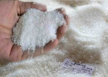 چینی کی قیمتوں میں اضافے سے پریشان صارفین کی قطار، پشاور مارکیٹ کا منظر