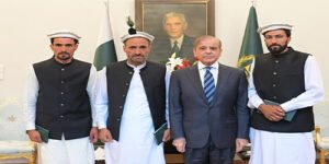 وزیراعظم شہباز شریف گلگت بلتستان کے چرواہوں وصیت خان کو انعام دیتے ہوئے