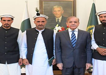 وزیراعظم شہباز شریف گلگت بلتستان کے چرواہوں وصیت خان کو انعام دیتے ہوئے