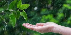 پاکستان میں مون سون بارش کے دوران سڑک پر پانی اور بادلوں کا منظر پاکستان میں بارش کا امکان