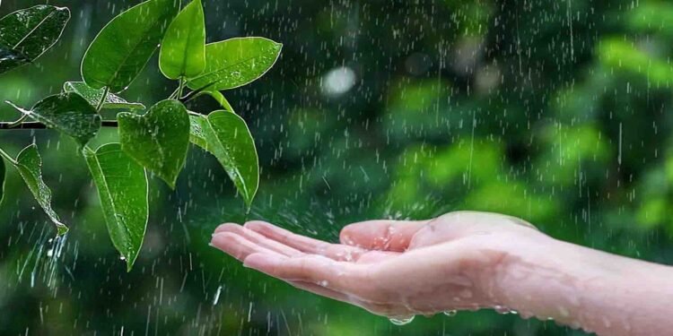 پاکستان میں مون سون بارش کے دوران سڑک پر پانی اور بادلوں کا منظر پاکستان میں بارش کا امکان