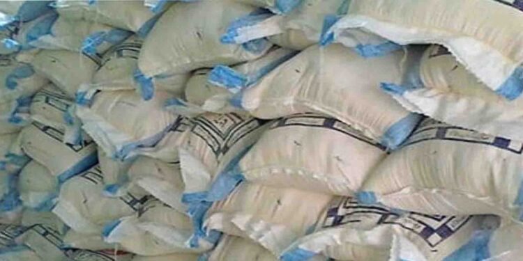 آٹا خریدتے ہوئے شہری، کراچی میں آٹے کی قیمت کم ہونے پر خوش