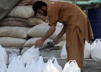لاہور میں 20 کلو آٹے کا تھیلا سرکاری نرخ کے بجائے 2 ہزار روپے میں فروخت