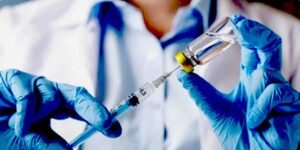 انسداد سرویکل کینسر ویکسین مہم کے دوران بچیوں کو ویکسین لگاتے ہوئے طبی عملہ