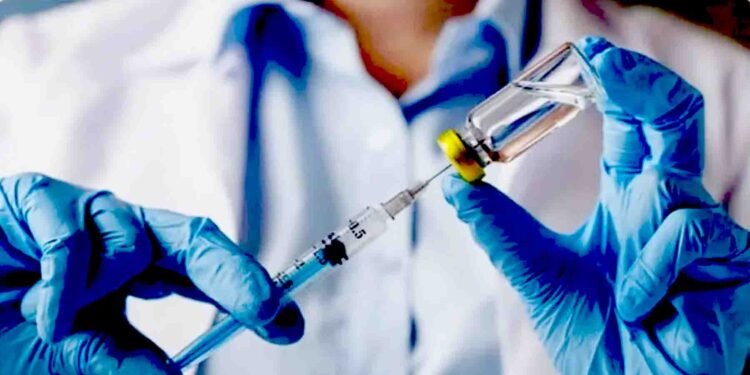 انسداد سرویکل کینسر ویکسین مہم کے دوران بچیوں کو ویکسین لگاتے ہوئے طبی عملہ