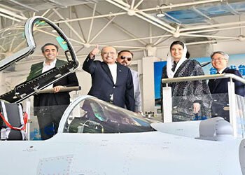 آصف علی زرداری کا دورہ چین کے دوران جے 10 سی ایئرکرافٹ کمپلیکس کا دورہ