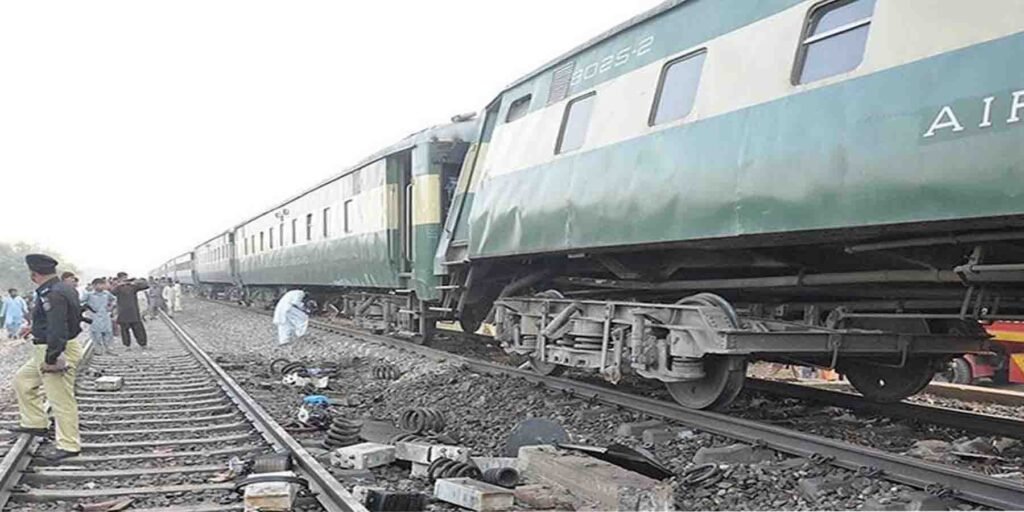 جامشورو کے قریب فرید ایکسپریس حادثہ کی تصویر