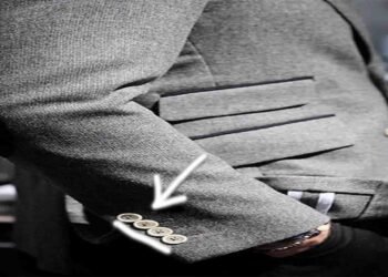 کوٹ کی آستینوں کے بٹن کی دلچسپ کہانی