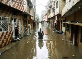 گجرات بارش سے ڈوبا ہوا شہر اور پانی میں ڈوبی سڑکیں