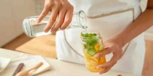 جسم میں پانی کی کمی دور کرنے کے لیے لوڈڈ واٹر کا گلاس