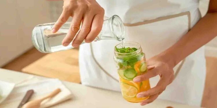 جسم میں پانی کی کمی دور کرنے کے لیے لوڈڈ واٹر کا گلاس