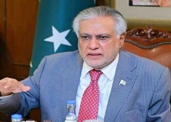 اسحاق ڈار دفاعی معاہدہ پر گفتگو کرتے ہوئے پریس کانفرنس میں خطاب