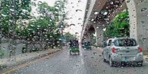 کراچی کا موسم خوشگوار، شہری بادل اور بوندا باندی سے لطف اندوز