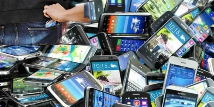 کراچی میں موبائل فونز کی ریکوری کے تحت پولیس اور سی پی ایل سی کے قبضے میں آئے فونز