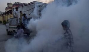 کراچی میں ڈینگی اور ملیریا اسپرے کرنے والا عملہ