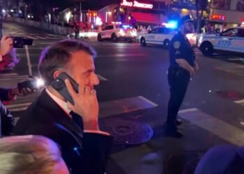 صدر میکرون کا ٹرمپ کو فون،نیویارک میں عوام کے ساتھ میکرون کی سیلفی