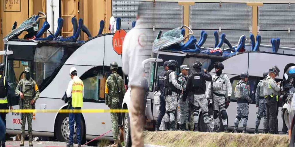 میکسیکو میں ڈبل ڈیکر بس اور ٹرین کے خوفناک حادثے کا منظر