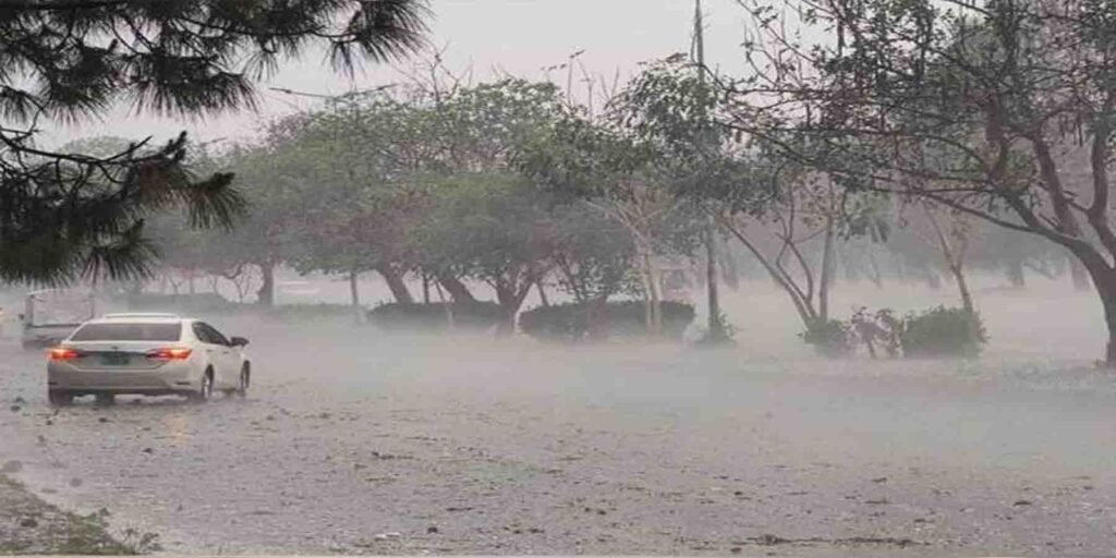 محکمہ موسمیات بارش کی پیشگوئی کے دوران اسلام آباد میں بادل اور بارش کا منظر