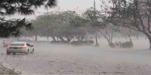 محکمہ موسمیات بارش کی پیشگوئی کے دوران اسلام آباد میں بادل اور بارش کا منظر