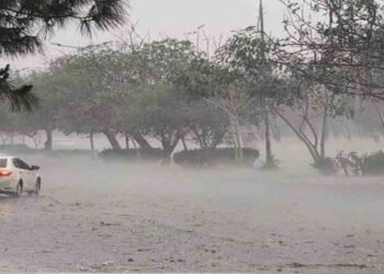 محکمہ موسمیات بارش کی پیشگوئی کے دوران اسلام آباد میں بادل اور بارش کا منظر