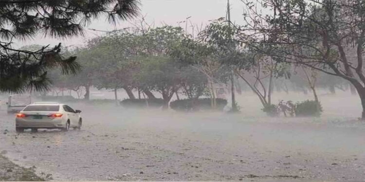 محکمہ موسمیات بارش کی پیشگوئی کے دوران اسلام آباد میں بادل اور بارش کا منظر