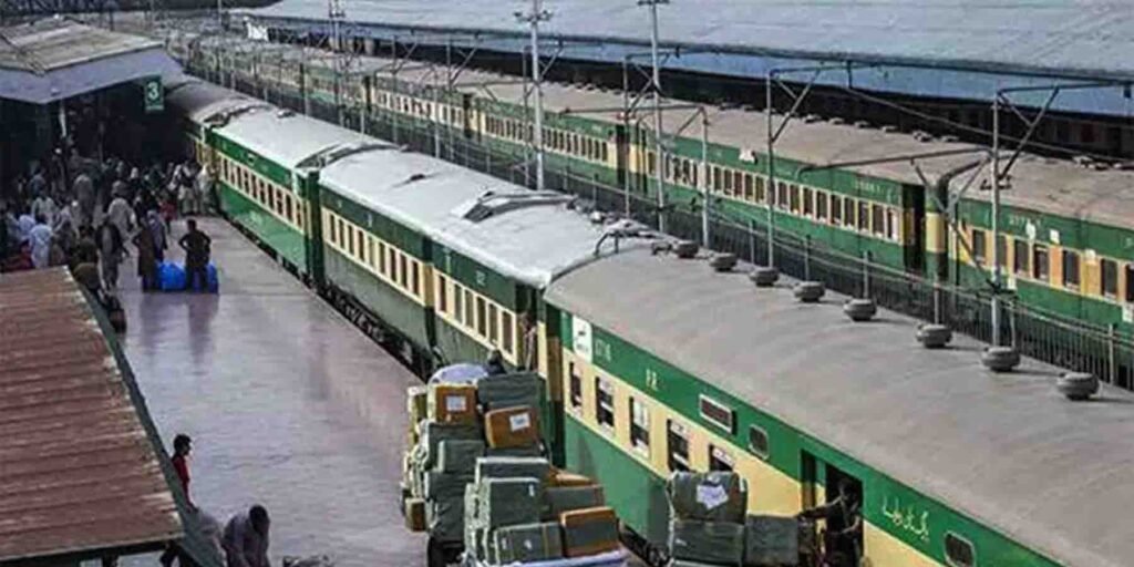 پاکستان ریلوے میں بوگیوں کی کمی اور مسافروں کی مشکلات