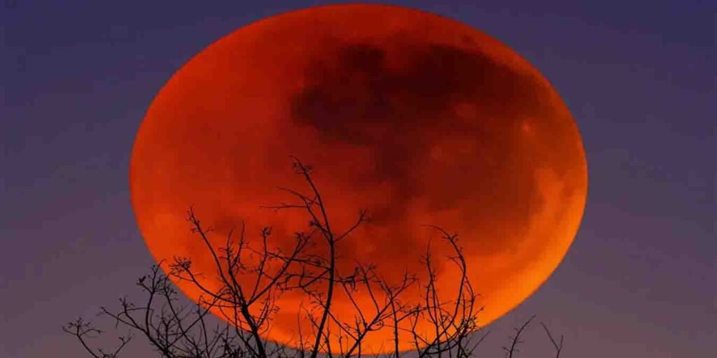 سال 2025 کا دوسرا چاند گرہن بلڈ مون کی صورت میں
