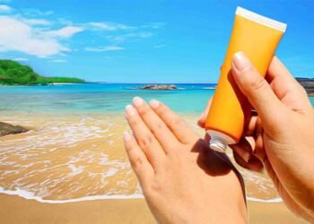 سائنس دانوں کی تیار کردہ سورج کی روشنی میں جلد کو ٹھنڈا رکھنے والی کریم کا کلوز اپ ویو