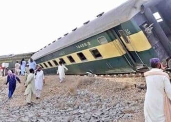 سکھر ایکسپریس بوگیاں پٹڑی سے اُتر گئیں کا منظر