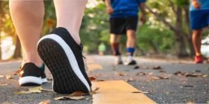 سورج کی روشنی میں واک کرتے افراد – چہل قدمی کا بہترین وقت