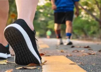 سورج کی روشنی میں واک کرتے افراد – چہل قدمی کا بہترین وقت