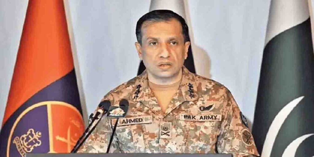 ڈی جی آئی ایس پی آر لیفٹیننٹ جنرل احمد شریف چوہدری پریس کانفرنس کرتے ہوئے