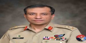 ڈی جی آئی ایس پی آر لیفٹیننٹ جنرل احمد شریف چوہدری پشاور میں پریس کانفرنس کرتے ہوئے