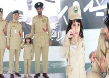 دبئی پولیس کے افسران نے 3 سالہ سارہ نبیل کو خصوصی وردی پہنائی
